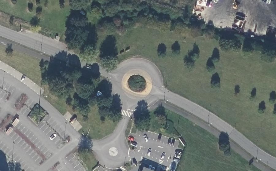 Vue aérienne du Rond-point anonyme n°458531404