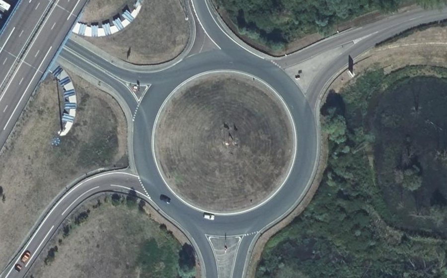 Vue aérienne du Rond-point anonyme n°45854568