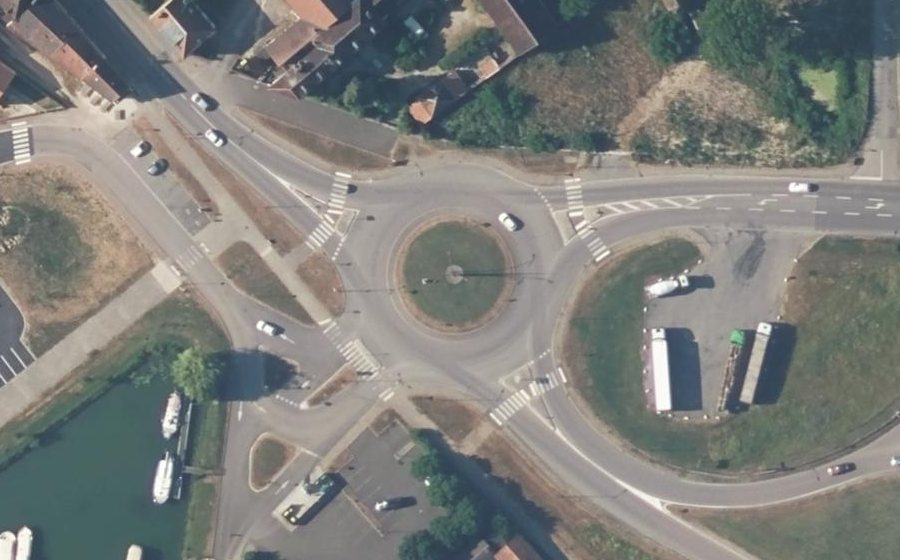 Vue aérienne du Rond-point anonyme n°458586230