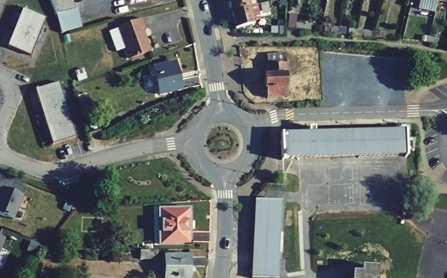 Vue aérienne du Rond-point anonyme n°458697672