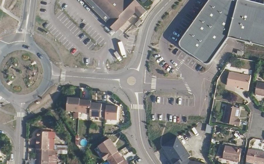 Vue aérienne du Rond-point anonyme n°458856060