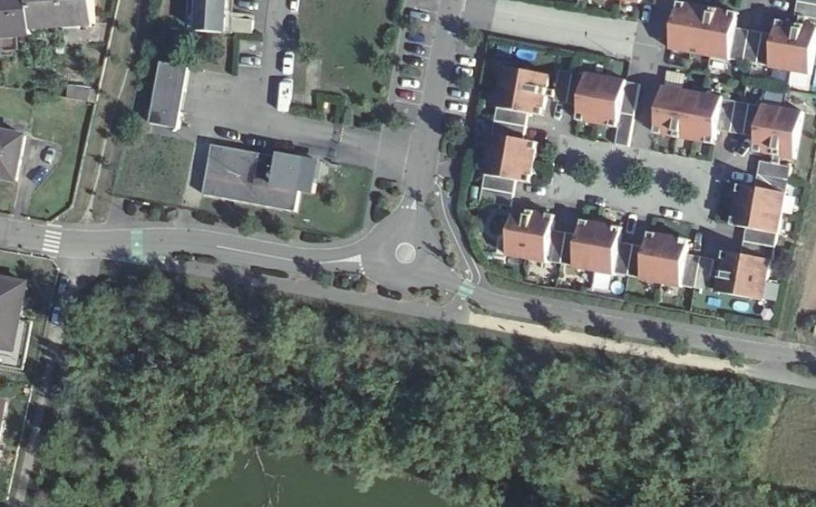 Vue aérienne du Rond-point anonyme n°45886910
