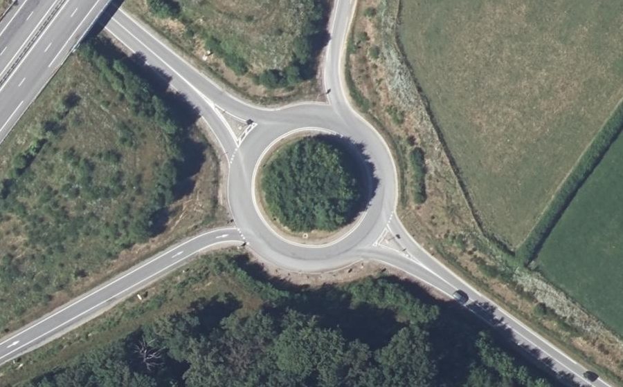 Vue aérienne du Rond-point anonyme n°45899549