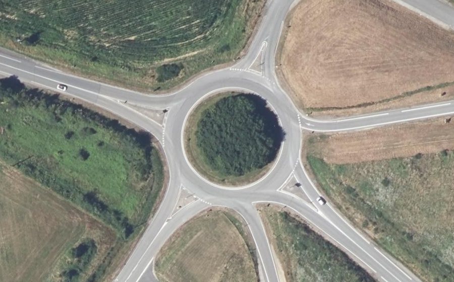 Vue aérienne du Rond-point anonyme n°45899551
