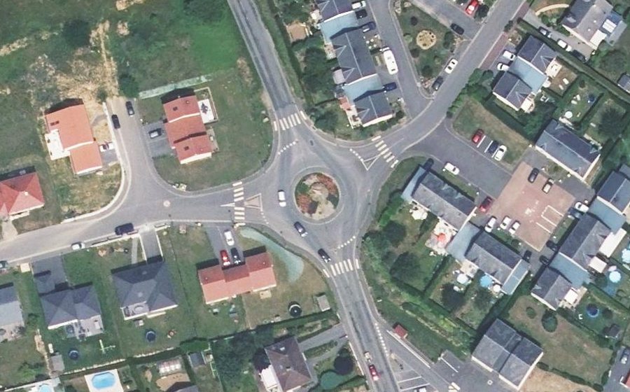 Vue aérienne du Rond-point anonyme n°459200654