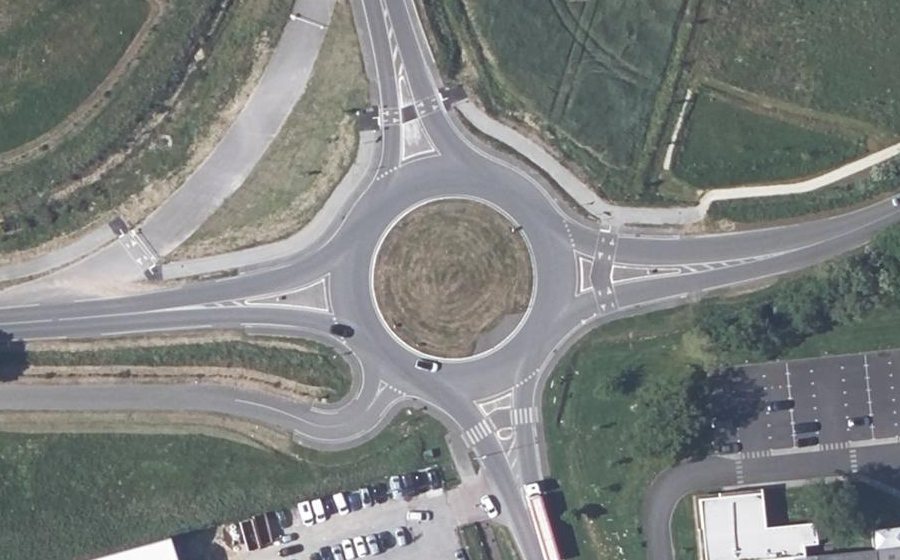 Vue aérienne du Rond-point anonyme n°459318221
