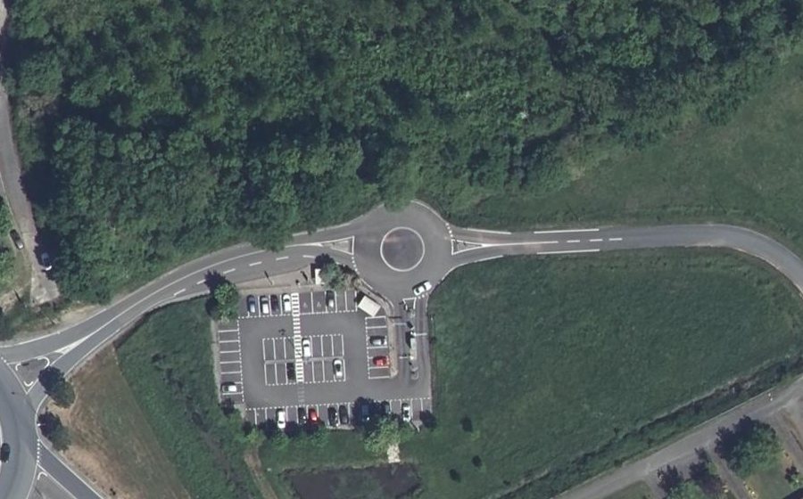 Vue aérienne du Rond-point anonyme n°459380163