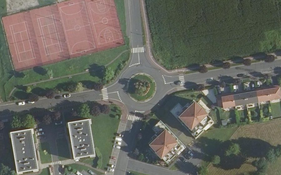Vue aérienne du Rond-point anonyme n°459795474