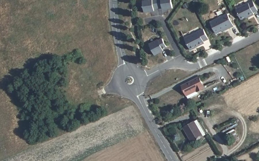 Vue aérienne du Rond-point anonyme n°45982764