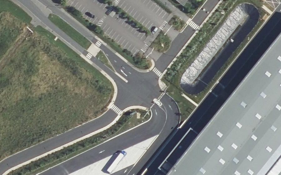 Vue aérienne du Rond-point anonyme n°459882193
