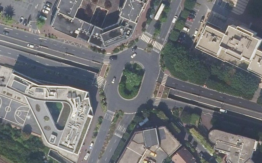 Vue aérienne du Rond-point anonyme n°460261073