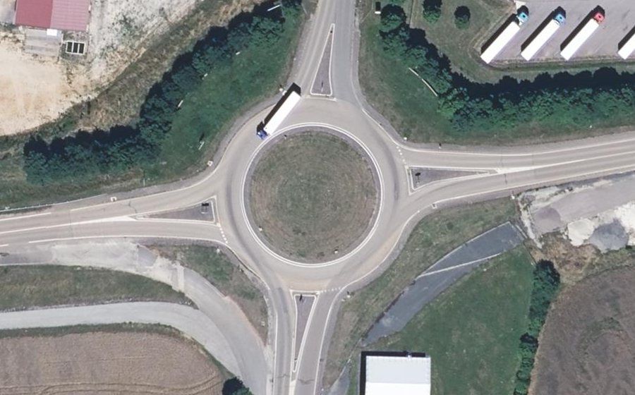 Vue aérienne du Rond-point anonyme n°46034782