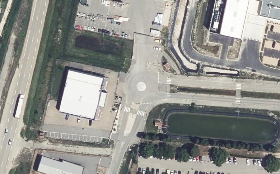 Vue aérienne du Rond-point anonyme n°460389260