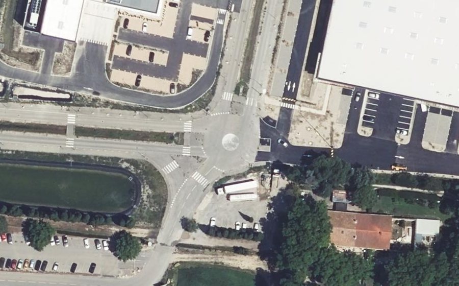 Vue aérienne du Rond-point anonyme n°460389265