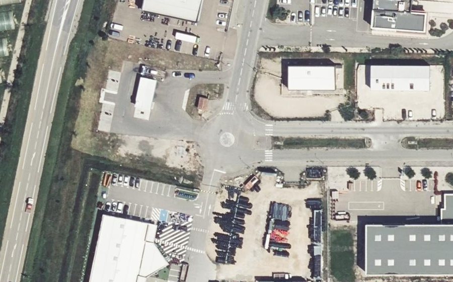 Vue aérienne du Rond-point anonyme n°460389277