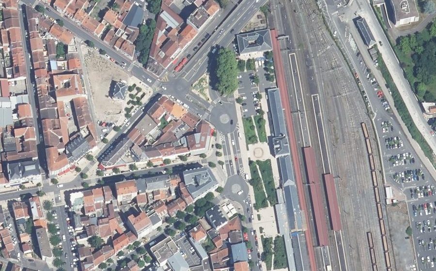 Vue aérienne du Rond-point anonyme n°46043932