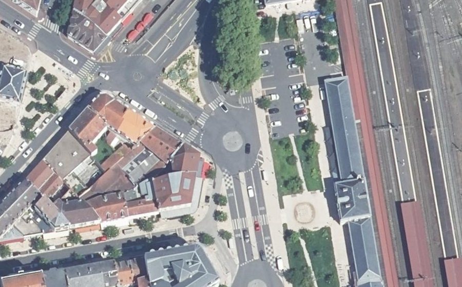 Vue aérienne du Rond-point anonyme n°46043933