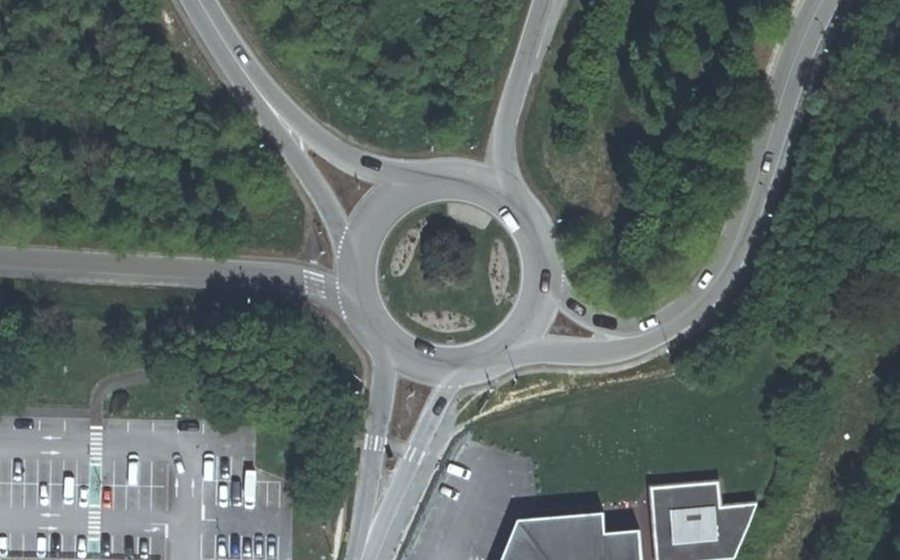 Vue aérienne du Rond-point anonyme n°46044364