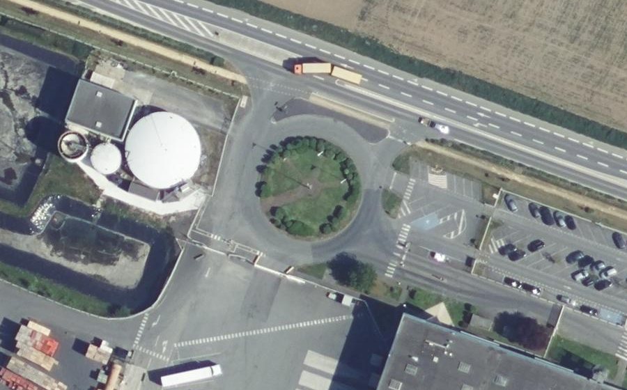 Vue aérienne du Rond-point anonyme n°460573093