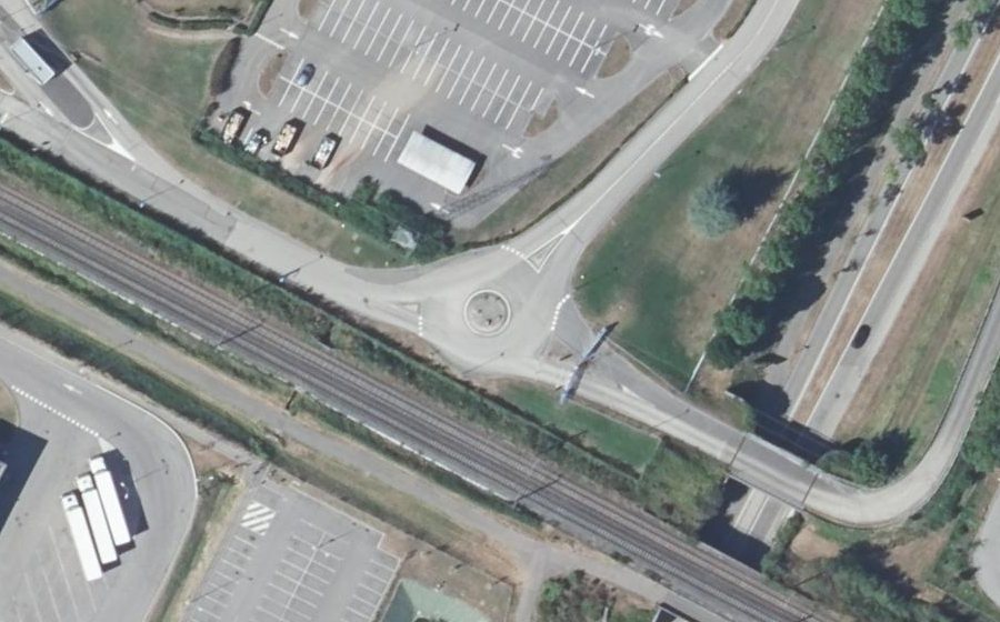 Vue aérienne du Rond-point anonyme n°460578914