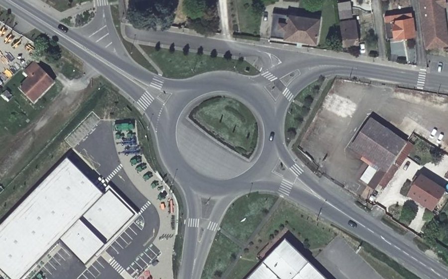 Vue aérienne du Rond-point anonyme n°460824136