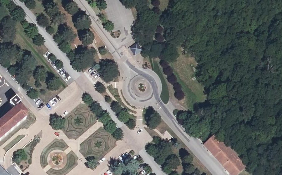 Vue aérienne du Rond-point anonyme n°46098393
