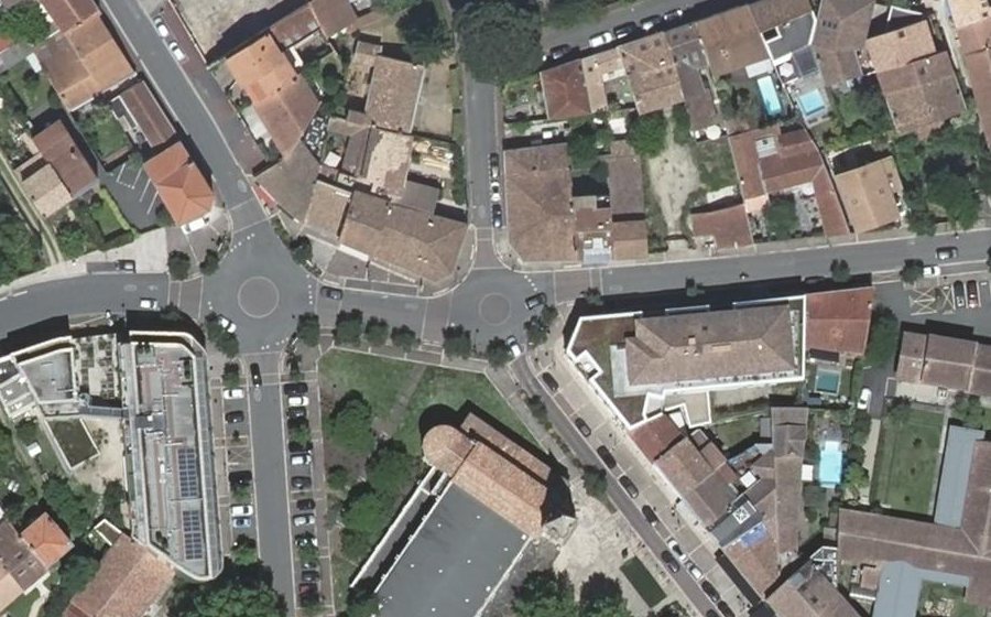 Vue aérienne du Rond-point anonyme n°46110426