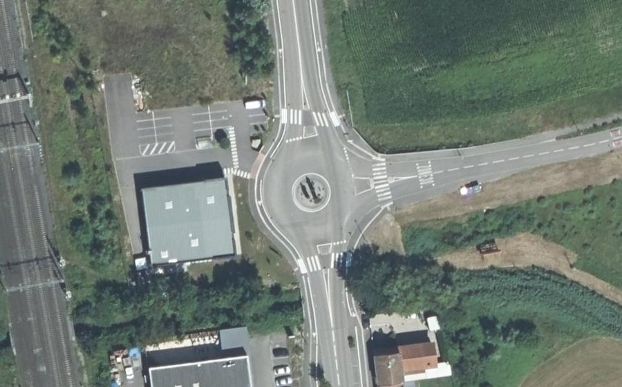 Vue aérienne du Rond-point anonyme n°461106934