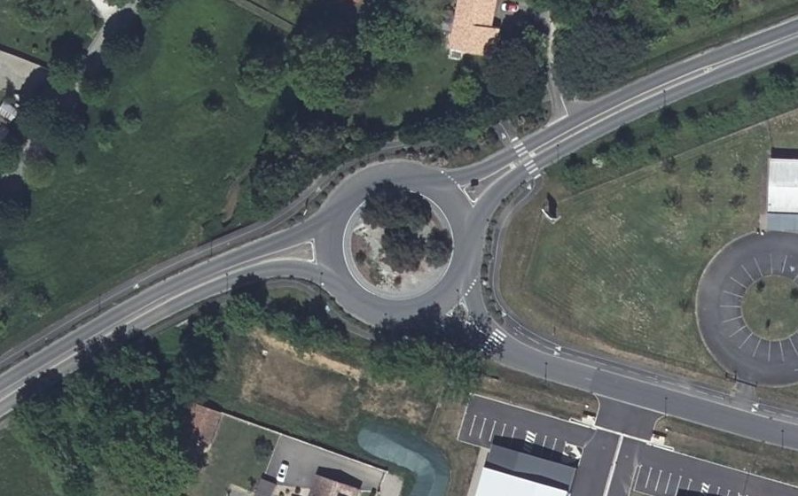 Vue aérienne du Rond-point anonyme n°461217675