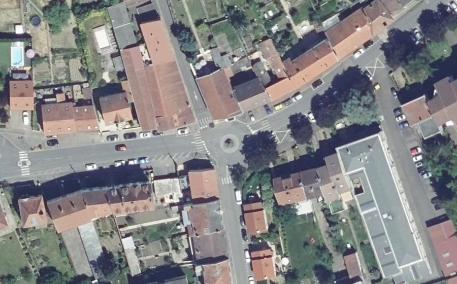 Vue aérienne du Rond-point anonyme n°461264298