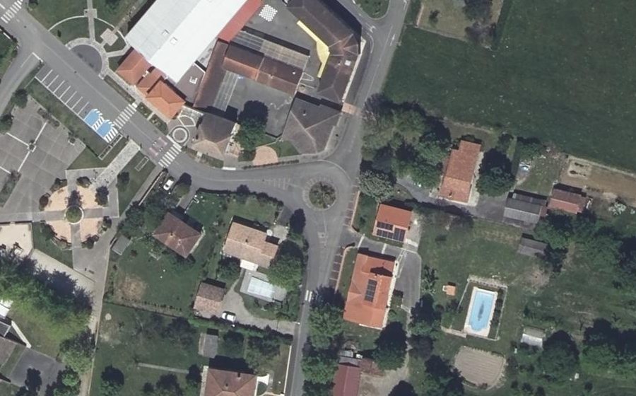 Vue aérienne du Rond-point anonyme n°461446734
