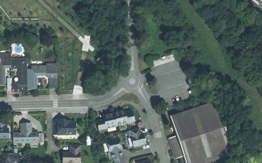 Vue aérienne du Rond-point anonyme n°461486509
