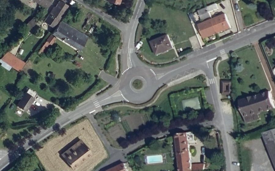 Vue aérienne du Rond-point anonyme n°461508408