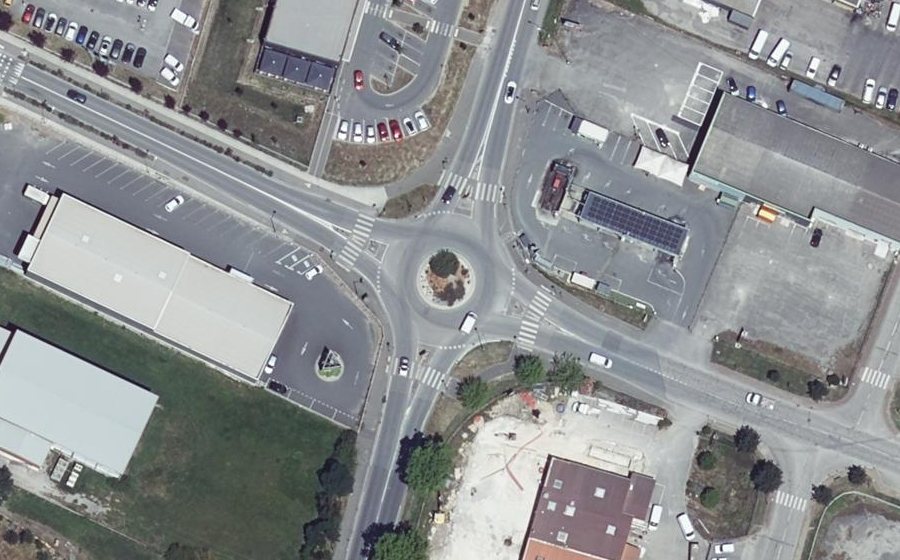 Vue aérienne du Rond-point anonyme n°461544847