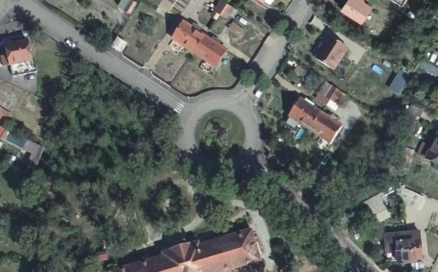 Vue aérienne du Rond-point anonyme n°46156480