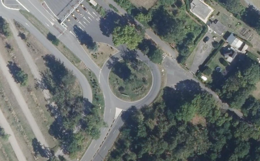 Vue aérienne du Rond-point anonyme n°46156898
