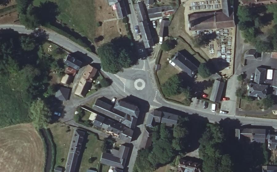 Vue aérienne du Rond-point anonyme n°461588486