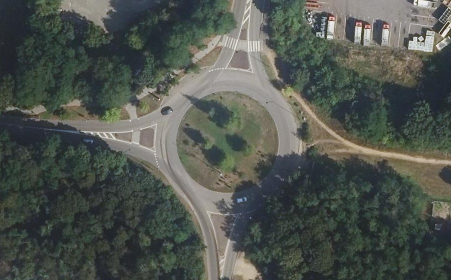 Vue aérienne du Rond-point anonyme n°46159676