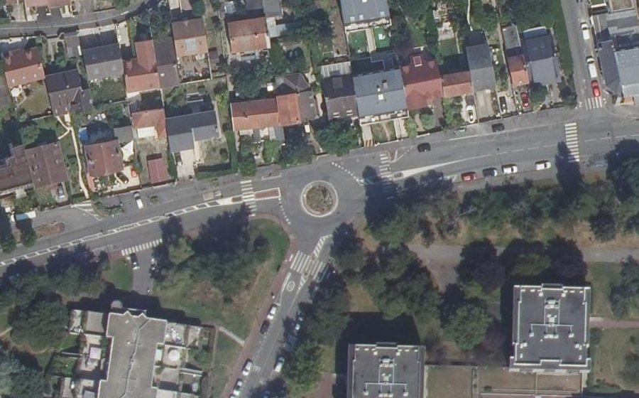 Vue aérienne du Rond-point anonyme n°461712673