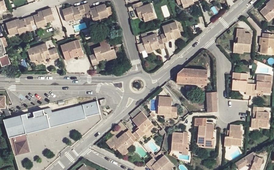 Vue aérienne du Rond-point anonyme n°461768209
