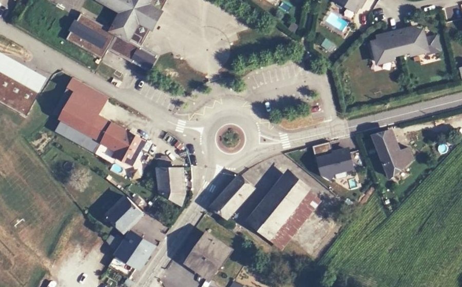 Vue aérienne du Rond-point anonyme n°46178939