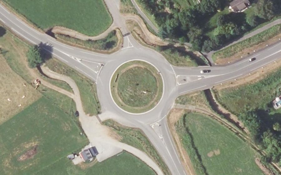 Vue aérienne du Rond-point anonyme n°46180557