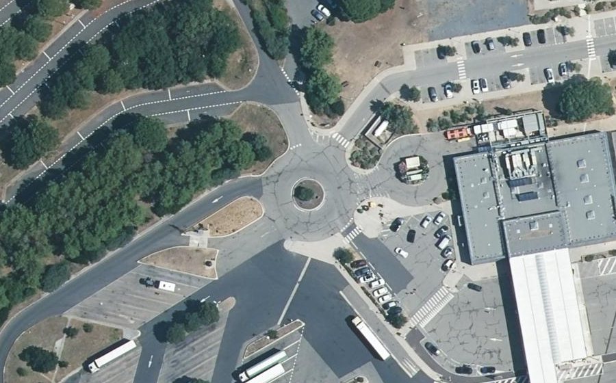 Vue aérienne du Rond-point anonyme n°461899770