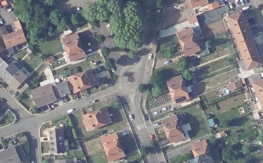 Vue aérienne du Rond-point anonyme n°461906097