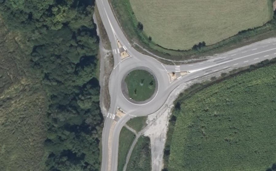 Vue aérienne du Rond-point anonyme n°461913079
