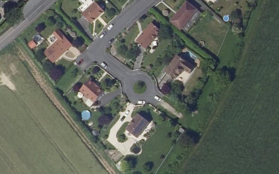 Vue aérienne du Rond-point anonyme n°462030079
