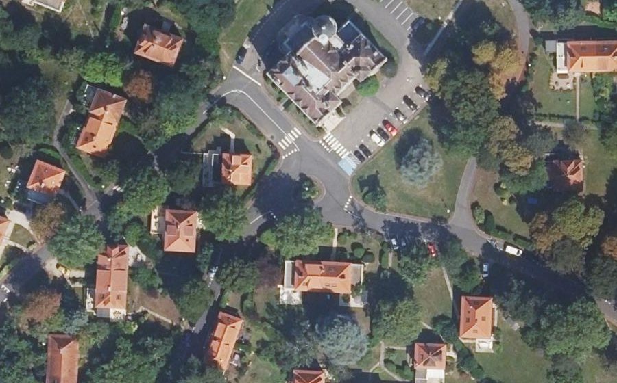 Vue aérienne du Rond-point anonyme n°462103690