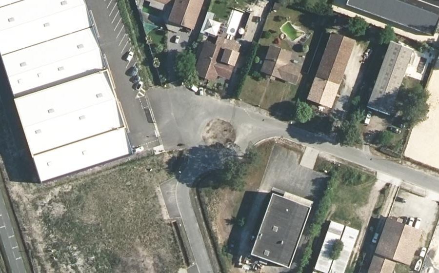 Vue aérienne du Rond-point anonyme n°462133641