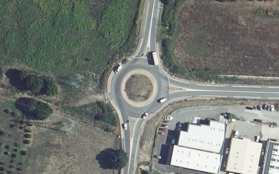 Vue aérienne du Rond-point anonyme n°462140771