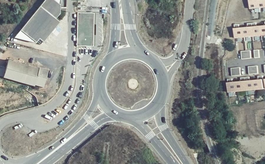 Vue aérienne du Rond-point anonyme n°462140794
